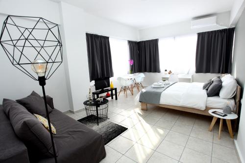 - une chambre avec un lit et un salon dans l'établissement Old Town Hall Suites and Apartments, à Athènes
