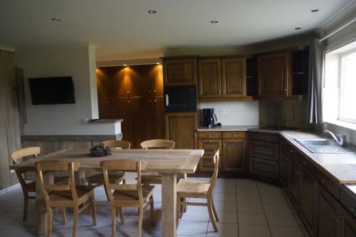 - une cuisine avec une table et des chaises en bois dans l'établissement Kampenhof, à Maaseik