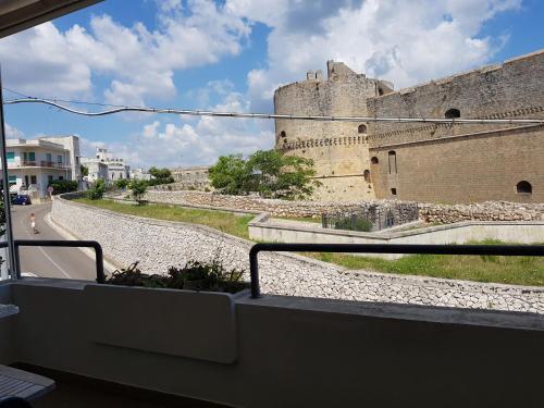 uma vista a partir de uma varanda de um castelo em Guardiana del castello em Otranto