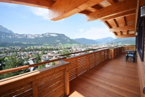 Ein allgemeiner Bergblick oder ein Berglick von des Aparthotels aus