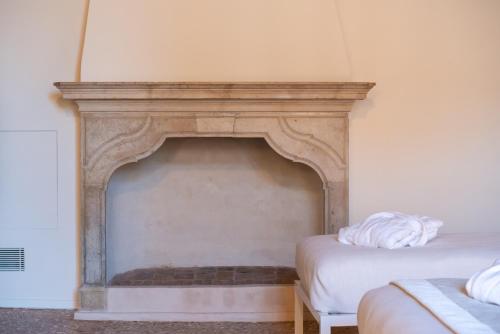 a fireplace in a room with two beds at Palazzo Vendramin Costa in Venice