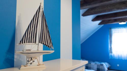un modello di barca esposto in una stanza con pareti blu di Pokoje Gościnne Nad Wkra a Joniec