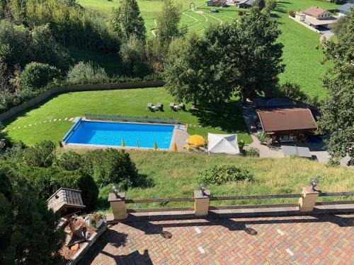 Der Swimmingpool an oder in der Nähe von Romantik Aparthotel Sonnleitn