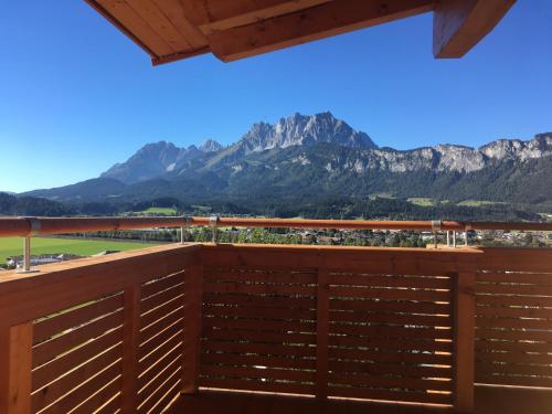 Ein allgemeiner Bergblick oder ein Berglick von des Aparthotels aus