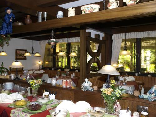 a dining room with a table with plates of food at Ferienhotel Schwarzwälder Hof in Feldberg