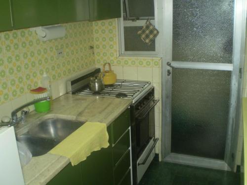 cocina con fregadero y fogones en Depto. 2 ambientes en Mar del Plata