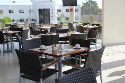 Un restaurante o sitio para comer en Hotel El Palmar Inn