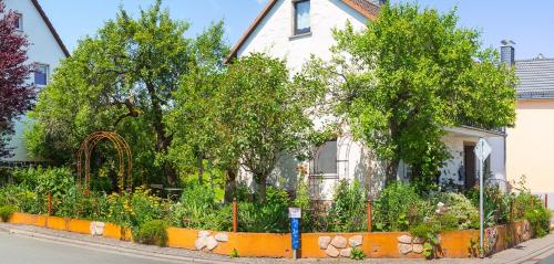 a garden in front of a house at Auszeit Flair der Provence in Hausen