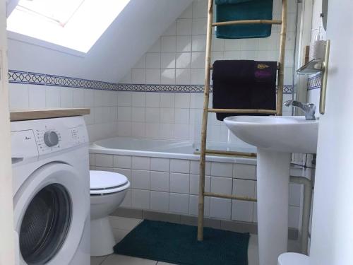 ウィッサンにあるCOC - Au Gré Du Ventのバスルーム(洗面台、洗濯機付)