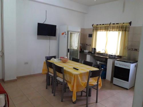 eine Küche mit einem Tisch und Stühlen im Zimmer in der Unterkunft La Chacarita apart in San Fernando del Valle de Catamarca