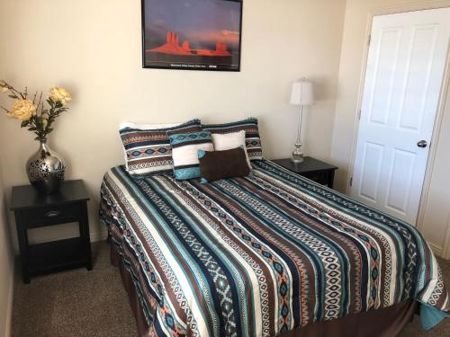 Säng eller sängar i ett rum på Cedar Canyon Condos
