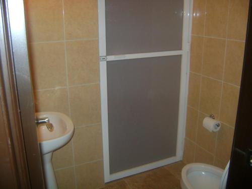 a bathroom with a shower with a toilet and a sink at Departamento cómodo y completo en Toluca in Toluca