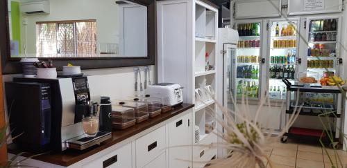 a kitchen with a counter with aasteryasteryasteryasteryasteryasteryasteryasteryastery at Reef Palms in Cairns