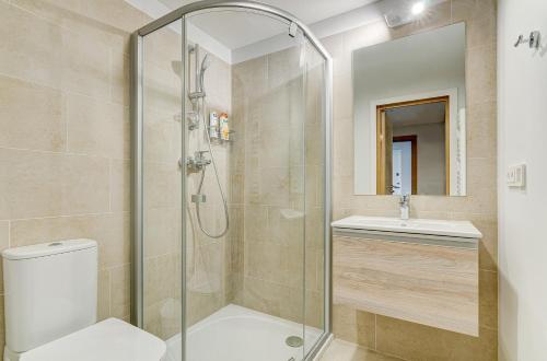 La salle de bains est pourvue d'une douche, de toilettes et d'un lavabo. dans l'établissement City Studio 1B in a great location, à Vilnius