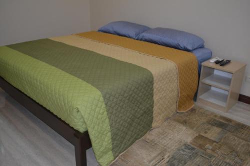 Łóżko lub łóżka w pokoju w obiekcie Red Apartelle