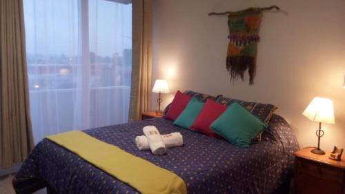 1 dormitorio con 1 cama con 2 toallas en depto nuevo temuco, en Temuco