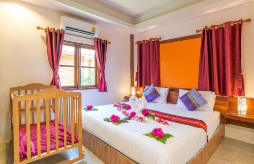 เตียงในห้องที่ Pinthong Aonang Villa - FREE SHUTTLE SERVICE TO THE BEACH