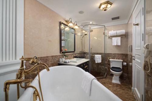 Un baño de Silk Path Boutique Hanoi