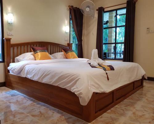 1 dormitorio con 1 cama grande con sábanas blancas en Naraya Resort, en Ko Lanta