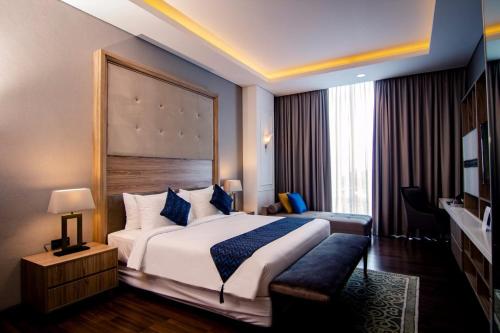 เตียงในห้องที่ Azana Suites Hotel Antasari