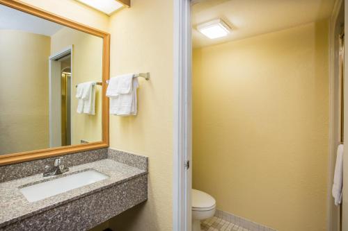 Imagen de la galería de Days Inn by Wyndham Blue Springs, en Blue Springs