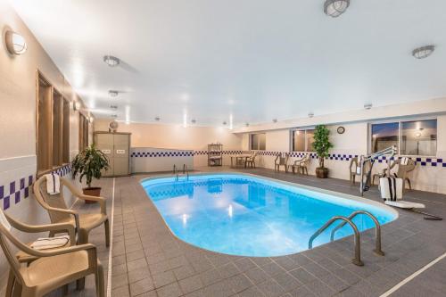 a large pool in a hospital room with chairs around it at Baymont by Wyndham Fort Dodge in Fort Dodge
