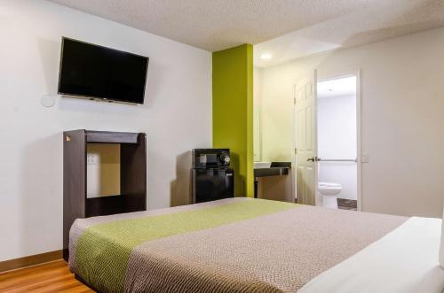 Łóżko lub łóżka w pokoju w obiekcie Motel 6-Fresno, CA - Yosemite Hwy