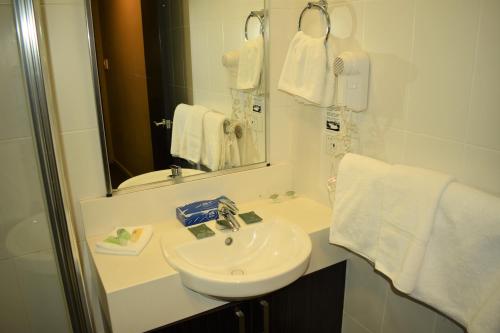 A bathroom at Best Western Blackbutt Inn