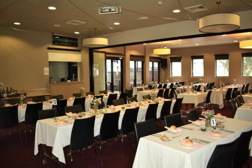 A restaurant or other place to eat at Best Western Blackbutt Inn