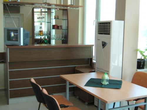 Cette chambre comprend une table, des chaises et un comptoir. dans l'établissement Anelia Family Hotel, à Kavarna