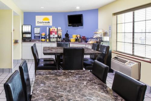 Et tv og/eller underholdning på Days Inn by Wyndham Blue Springs