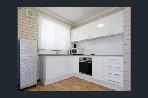 A kitchen or kitchenette at Affordable Apartment close to city and Beaches