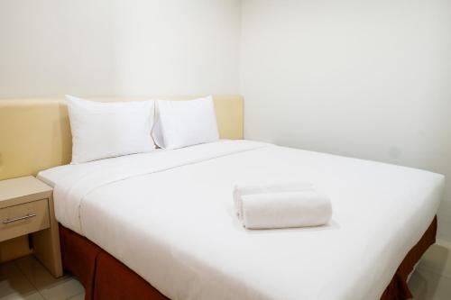 Katil atau katil-katil dalam bilik di Comfy 1BR Twin Tower Apartment By Travelio