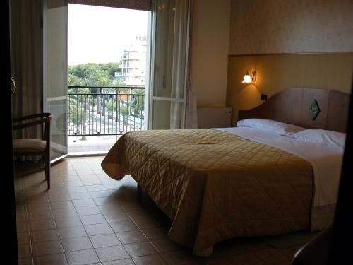 A bed or beds in a room at Hotel Calabresi