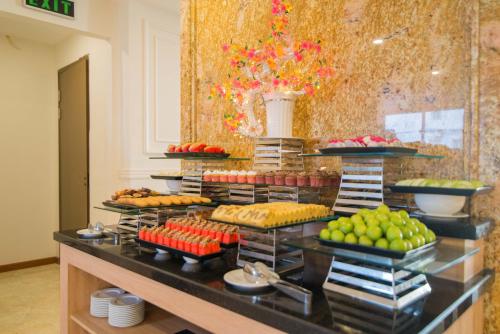 ニャチャンにあるImperial Nha Trangのさまざまな種類の食べ物が並ぶビュッフェ