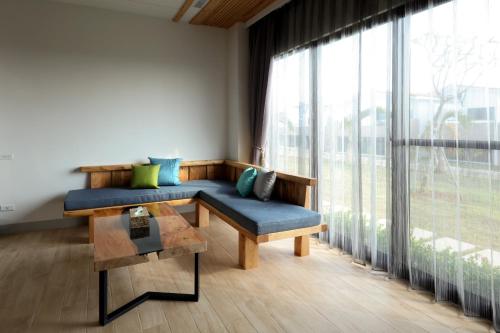Ruang duduk di SkyeBay Club