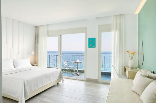 Ένα ή περισσότερα κρεβάτια σε δωμάτιο στο Hotel Alkyonis