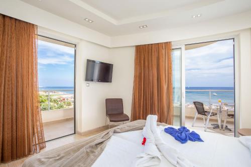 Una televisión o centro de entretenimiento en Pegasos Deluxe Beach Hotel