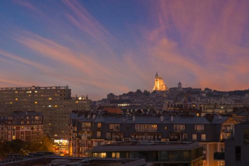 Nespecifikovaný výhled na destinaci Paříž nebo výhled na město při pohledu z hotelu
