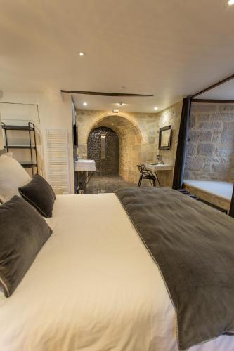 Postel nebo postele na pokoji v ubytování Chateau De Val