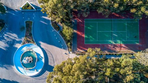 Instalaciones para jugar a tenis o squash en Pegasos Deluxe Beach Hotel o alrededores