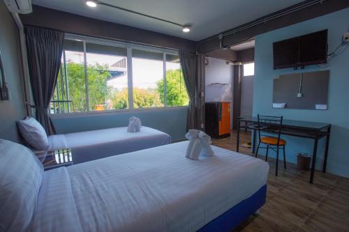 Baan Chang Hotel & Coffee House tesisinde bir odada yatak veya yataklar