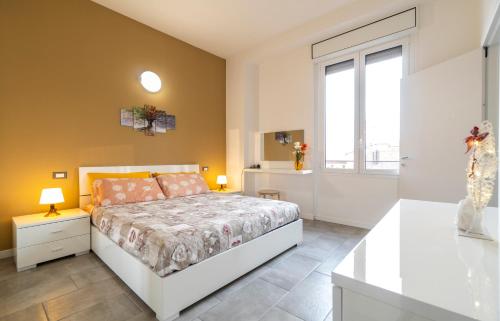 - une chambre avec un lit et une fenêtre dans l'établissement Relax suite belvedere, à Bologne