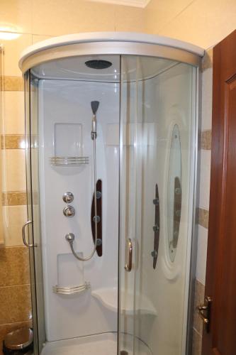 ヴィールコヴェにあるVilkovo Holiday&fishing clubのバスルーム(ガラスドア付きのシャワー付)