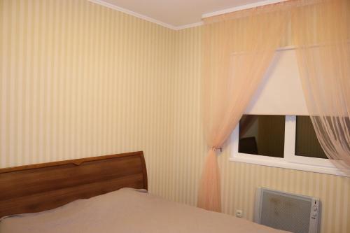 ヴィールコヴェにあるVilkovo Holiday&fishing clubのベッドルーム(ベッド1台、窓付)