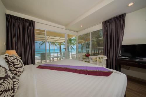 Кровать или кровати в номере Kamala Beachfront Apartment