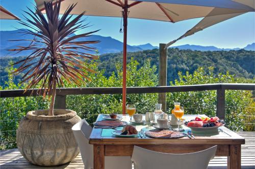 Nespecifikovaný výhled na hory nebo výhled na hory při pohledu z chaty