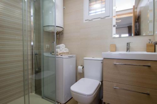 uma casa de banho com um WC, um lavatório e um chuveiro em Vistamarina A 401 by IVI Real Estate em Torremolinos