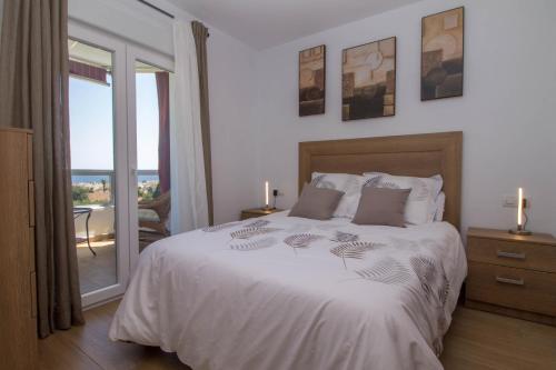 Schlafzimmer mit einem Bett und Meerblick in der Unterkunft Vistamarina A 401 by IVI Real Estate in Torremolinos