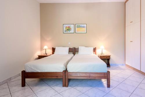 1 dormitorio con 1 cama grande y 2 mesitas de noche en Niki's Apartment, en Palaiochóra